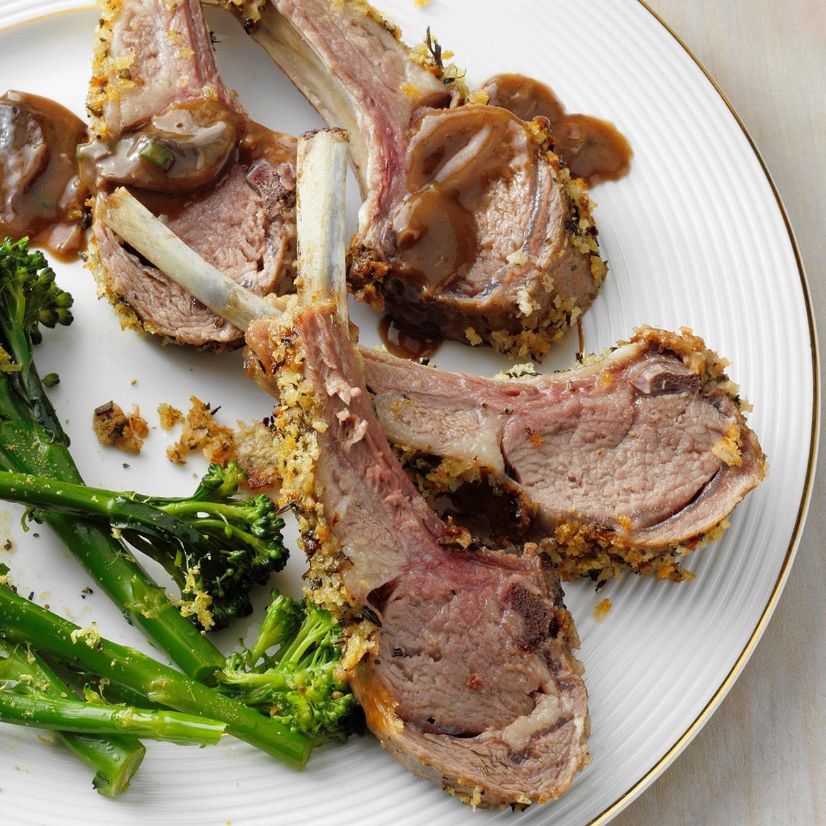 Herb Crusted Rack Of Lamb With Mushroom Sauce Exps Tohca23 88382 P1 Dr 08 17 4b