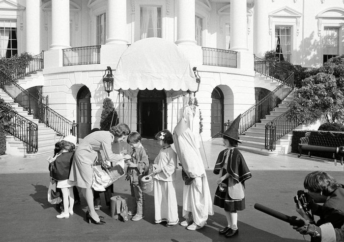 First lady Betty Ford greets costumed school children from the Washington area during a Halloween benefit for the United Nations International Children's Emergency Fund on the White House South Lawn. Mrs. Ford gave each of the children a bag of trick-or-treat candy, an apple, and reached into her pocket to put a quarter coin into the UNICEF collection boxes they carried Betty Ford Halloween, Washington, USA
